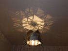 【三代目板金屋/Bankinya / GOODS】のhexagon pendant lamp / ヘキサゴン ペンダントランプ デザインされた放熱穴により、幾何学模様が天井に広がります。|ID:prp329100000005554