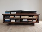 【ヒラシマ/HIRASHIMA / GOODS】のCARAMELLA Low Shelf / カラメッラ ローシェルフ 同シリーズのソファ背面に設置したイメージ|ID: prp329100000005798 ipo3291000000030217727