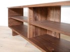 【ヒラシマ/HIRASHIMA / GOODS】のCARAMELLA Low Shelf / カラメッラ ローシェルフ 左右の棚板は、それぞれ7段階(3.2cmピッチ)で棚位置の調整が可能です。棚板を動かすことで、シェル|ID: prp329100000005798 ipo3291000000030217750