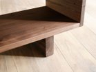 【ヒラシマ/HIRASHIMA / GOODS】のCARAMELLA Low Shelf / カラメッラ ローシェルフ 無垢材の素材感やその厚みから感じられる存在感が魅力です。床の不陸を調整し水平に保つため、4ヶ所にアジ|ID: prp329100000005798 ipo3291000000030217757
