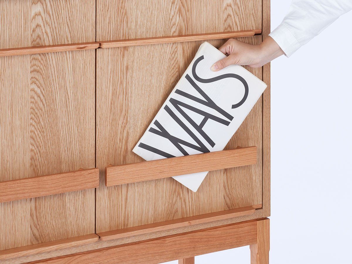 【ベンカ/BENCA / GOODS】のHIMAWARI Living cabinet / ヒマワリ リビングキャビネット インテリア・キッズ・メンズ・レディースファッション・服の通販 founy(ファニー) 　クラシカル　Classical, Vintage-Inspired　スリット　Slit, Slit Detail　雑誌　Magazine, Fashion Magazine　チェリー　Cherry, Cherry Pattern　ホーム・キャンプ・アウトドア・お取り寄せ　Home Living / Home & Lifestyle / Camping Gear / Outdoor Camping　家具・インテリア　Home Furniture & Interior. Stylish & Functional Living Spaces　収納家具・キャビネット　Storage Furniture　収納キャビネット・扉付き棚　Cabinet / Storage Cabinet　ホーム・キャンプ・アウトドア・お取り寄せ　Home Living / Home & Lifestyle / Camping Gear / Outdoor Camping　家具・インテリア　Home Furniture & Interior. Stylish & Functional Living Spaces　収納家具・キャビネット　Storage Furniture　シェルフ・オープンラック・収納棚　Open Shelf Rack　ホーム・キャンプ・アウトドア・お取り寄せ　Home Living / Home & Lifestyle / Camping Gear / Outdoor Camping　家具・インテリア　Home Furniture & Interior. Stylish & Functional Living Spaces　収納家具・キャビネット　Storage Furniture　本棚・マガジンスタンド　Bookshelf/Magazine Rack　取手のバーと扉の間には、厚手の雑誌が2冊ほど入るスリット(隙間)が設けられています。|ID: prp329100000005865 ipo3291000000036857749