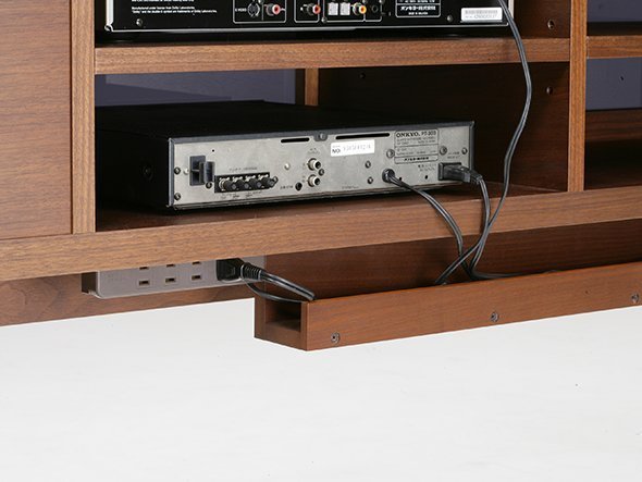 【冨士ファニチア/FUJI FURNITURE / GOODS】のAhti TV Board / アハティ TVボード インテリア・キッズ・メンズ・レディースファッション・服の通販 founy(ファニー) ガラス Glass, Glassware モダン Modern, Contemporary ホーム・キャンプ・アウトドア・お取り寄せ Home Living / Home & Lifestyle / Camping Gear / Outdoor Camping 家具・インテリア Home Furniture & Interior. Stylish & Functional Living Spaces テレビボード・テレビ台 TV Cabinets & Consoles テレビ台・TVボード Tv Board 背面の下側には4ヶ口のコンセントとコード溜り付きです。|ID: prp329100000005946 ipo3291000000036605804