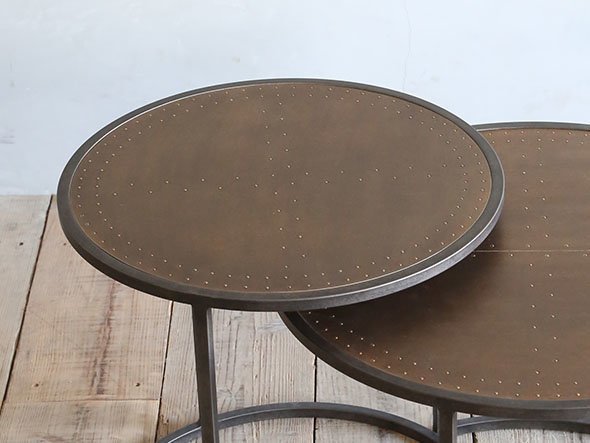 【ノットアンティークス/knot antiques / CRASH GATE / GOODS】のELMA SIDE TABLE / エルマ サイドテーブル インテリア・キッズ・メンズ・レディースファッション・服の通販 founy(ファニー) テーブル Table, Dining Table ラウンド Round, Round Neck ホーム・キャンプ・アウトドア・お取り寄せ Home Living / Home & Lifestyle / Camping Gear / Outdoor Camping 家具・インテリア Home Furniture & Interior. Stylish & Functional Living Spaces テーブル Dining, Coffee & Side Tables サイドテーブル・ナイトテーブル Side & End Tables 天板には真鍮が張り込まれ、打ち込まれた鋲が無骨で工業的な雰囲気を高めます。|ID: prp329100000006149 ipo3291000000036861606
