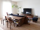 【ヒラシマ/HIRASHIMA / GOODS】のCARAMELLA High Sofa / カラメッラ ハイソファ 同シリーズのカウンターシェルフをソファ背面に設置したイメージ|ID: prp329100000006389 ipo3291000000030218166