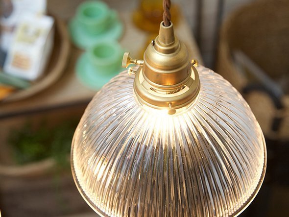 【フライミー ファクトリー/FLYMEe Factory / GOODS】のCUSTOM SERIES Brass Pendant Light × Diner S / カスタムシリーズ 真鍮ペンダントライト(口金E26) × ダイナーS インテリア・キッズ・メンズ・レディースファッション・服の通販 founy(ファウニー) 　送料無料　Free Shipping　ガラス　Glass, Glassware　シンプル　Simple, Minimal　スリット　Slit, Slit Detail　ツイスト　Tweed, Tweed Fabric　モチーフ　Motif, Design Theme　ホーム・キャンプ・アウトドア・お取り寄せ　Home Living / Home & Lifestyle / Camping Gear / Outdoor Camping　家具・インテリア　Home Furniture & Interior. Stylish & Functional Living Spaces　ライト・照明　Lamps & Lighting Fixtures　ペンダントライト・吊り下げ照明　Pendant Light / Hanging Light Fixture　本体上部に設けられたスリットからほのかに光が漏れます。|ID: prp329100000006503 ipo3291000000037078394
