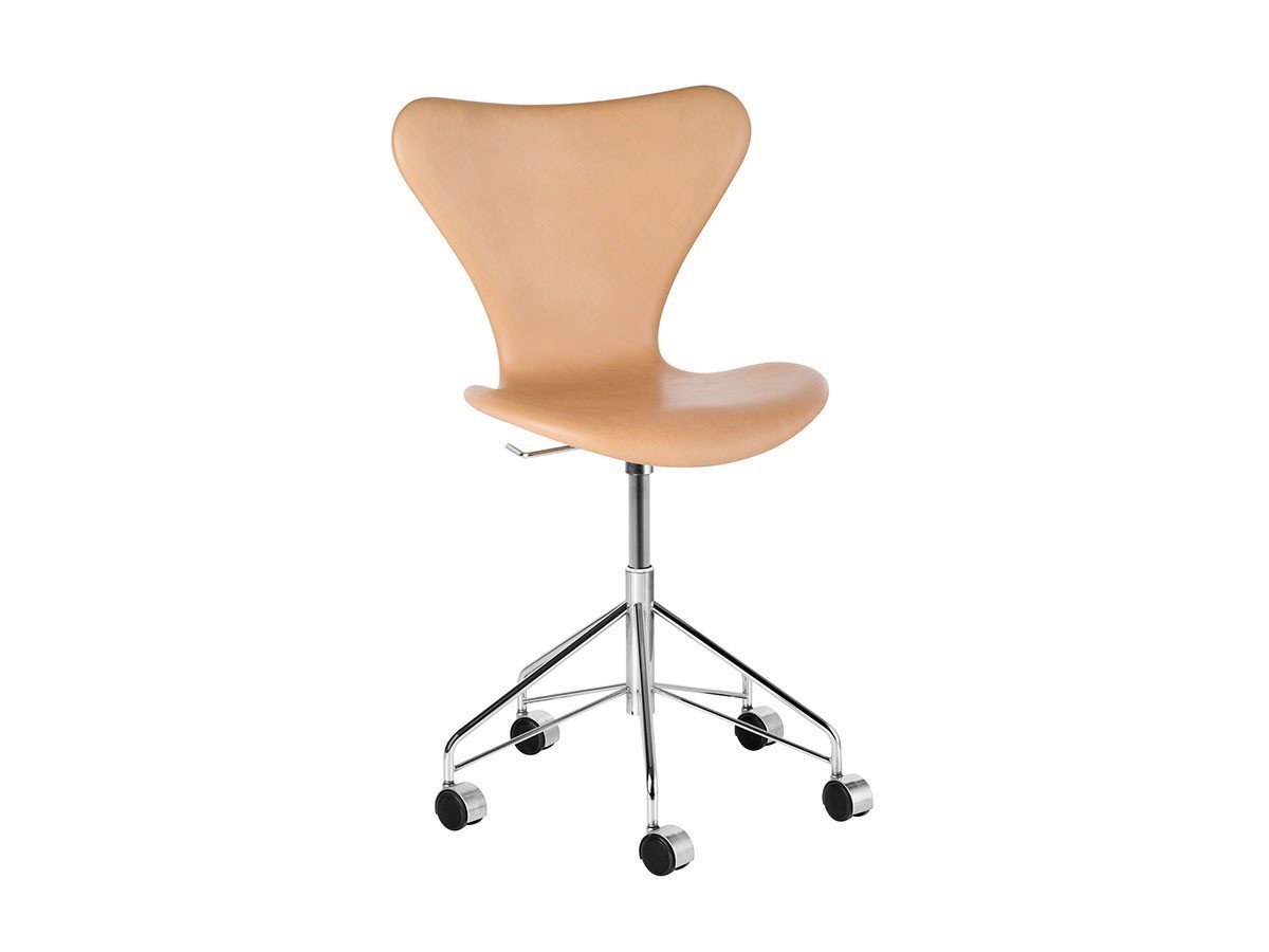 【フリッツ ハンセン/FRITZ HANSEN / GOODS】のSERIES 7 / セブンチェア フルパディング キャスター付き回転ベース 3117 インテリア・キッズ・メンズ・レディースファッション・服の通販 founy(ファニー) 　キャップ　Cap, Baseball Cap　クッション　Cushion, Throw Pillow　シェイプ　Shape, Slim Fit　ファブリック　Fabric, Textile　送料無料　Free Shipping　おすすめ　Recommended / Our Picks　ホーム・キャンプ・アウトドア・お取り寄せ　Home Living / Home & Lifestyle / Camping Gear / Outdoor Camping　家具・インテリア　Home Furniture & Interior. Stylish & Functional Living Spaces　チェア・椅子　Seating & Chairs　オフィスチェア・在宅ワーク用チェア　Office & Desk Chairs　張地:ナチュラルレザー / ナチュラル(カテゴリー5)、脚部:クローム仕上、キャスターキャップ:クロ|ID: prp329100000006839 ipo3291000000035891219