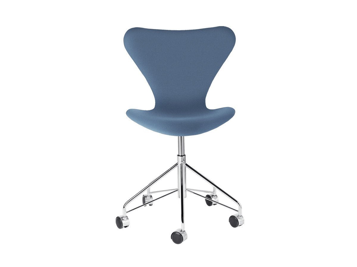【フリッツ ハンセン/FRITZ HANSEN / GOODS】のSERIES 7 / セブンチェア フルパディング キャスター付き回転ベース 3117 インテリア・キッズ・メンズ・レディースファッション・服の通販 founy(ファニー) 　キャップ　Cap, Baseball Cap　クッション　Cushion, Throw Pillow　シェイプ　Shape, Slim Fit　ファブリック　Fabric, Textile　送料無料　Free Shipping　おすすめ　Recommended / Our Picks　ホーム・キャンプ・アウトドア・お取り寄せ　Home Living / Home & Lifestyle / Camping Gear / Outdoor Camping　家具・インテリア　Home Furniture & Interior. Stylish & Functional Living Spaces　チェア・椅子　Seating & Chairs　オフィスチェア・在宅ワーク用チェア　Office & Desk Chairs　張地:1151 ライトブルーユニ(クリスチャンハウン)、脚部:クローム仕上、キャスターキャップ:クロ|ID: prp329100000006839 ipo3291000000035891246