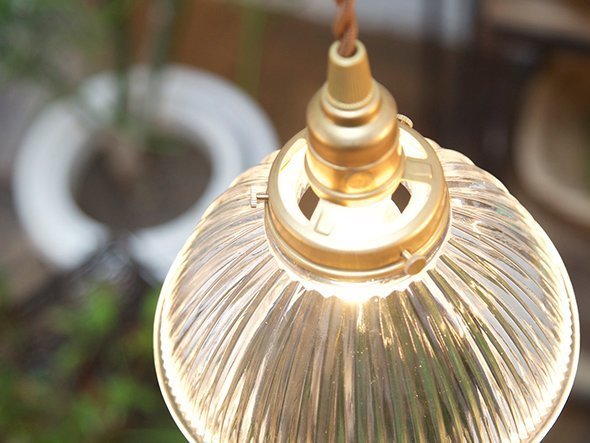 【フライミー ファクトリー/FLYMEe Factory / GOODS】のCUSTOM SERIES Brass Pendant Light × Diner S / カスタムシリーズ 真鍮ペンダントライト(口金E17) × ダイナーS インテリア・キッズ・メンズ・レディースファッション・服の通販 founy(ファニー) 　送料無料　Free Shipping　ガラス　Glass　シンプル　Simple　スリット　Slit　ツイスト　Twist　モチーフ　Motif　ホーム・キャンプ・アウトドア・お取り寄せ　Home,Garden,Outdoor,Camping Gear　家具・インテリア　Furniture　ライト・照明　Lighting & Light Fixtures　ペンダントライト　Pendant Light　本体上部に設けられたスリットからほのかに光が漏れます。|ID: prp329100000007026 ipo3291000000025313049