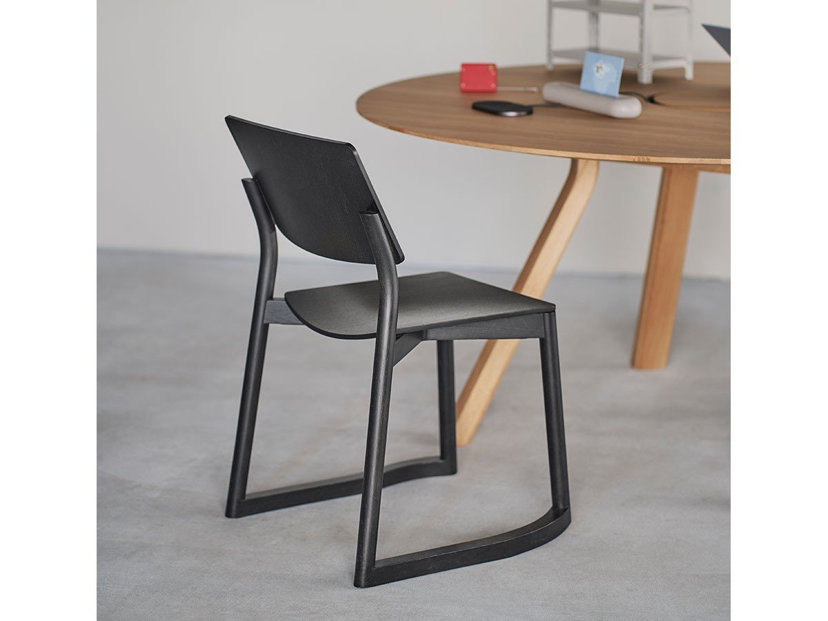 【カリモクニュースタンダード/KARIMOKU NEW STANDARD / GOODS】のPANORAMA CHAIR with RUNNERS / パノラマチェア ウィズランナーズ インテリア・キッズ・メンズ・レディースファッション・服の通販 founy(ファニー) 　コレクション　Collection, Seasonal Line　コンパクト　Compact, Small Size　スタンダード　Standard, Basic　フィット　Fit, Slim Fit　プレーン　Plain, Simple　送料無料　Free Shipping　ホーム・キャンプ・アウトドア・お取り寄せ　Home Living / Home & Lifestyle / Camping Gear / Outdoor Camping　家具・インテリア　Home Furniture & Interior. Stylish & Functional Living Spaces　チェア・椅子　Seating & Chairs　ダイニングチェア・木製チェア　Dining Chairs　Photographer:Masaaki Inoue, Bouillon|ID: prp329100000007053 ipo3291000000034134632