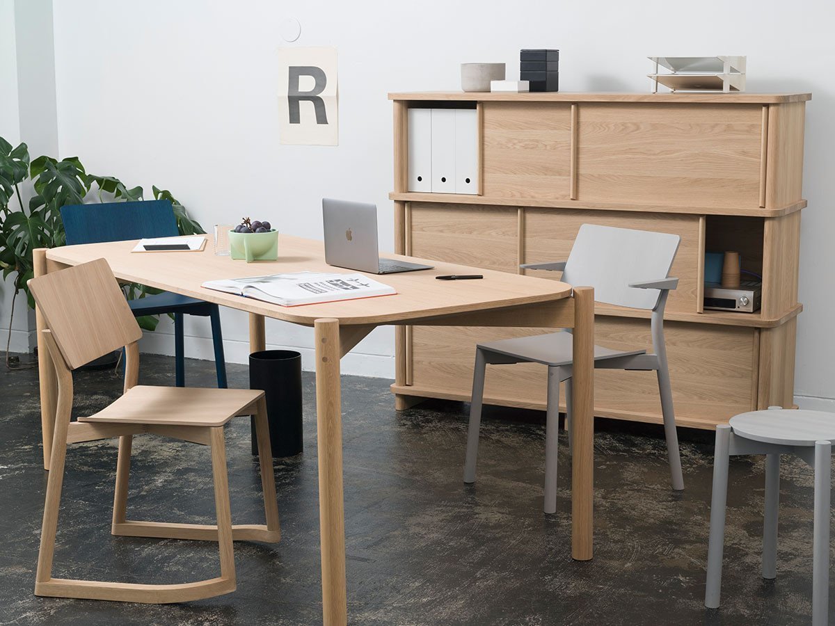 【カリモクニュースタンダード/KARIMOKU NEW STANDARD / GOODS】のPANORAMA CHAIR with RUNNERS / パノラマチェア ウィズランナーズ インテリア・キッズ・メンズ・レディースファッション・服の通販 founy(ファニー) 　コレクション　Collection, Seasonal Line　コンパクト　Compact, Small Size　スタンダード　Standard, Basic　フィット　Fit, Slim Fit　プレーン　Plain, Simple　送料無料　Free Shipping　ホーム・キャンプ・アウトドア・お取り寄せ　Home Living / Home & Lifestyle / Camping Gear / Outdoor Camping　家具・インテリア　Home Furniture & Interior. Stylish & Functional Living Spaces　チェア・椅子　Seating & Chairs　ダイニングチェア・木製チェア　Dining Chairs　スタンダードな4本脚のアームレスタイプ、コンパクトかつ心地よいアームレスト付きのバリエーションも展開|ID: prp329100000007053 ipo3291000000034716768