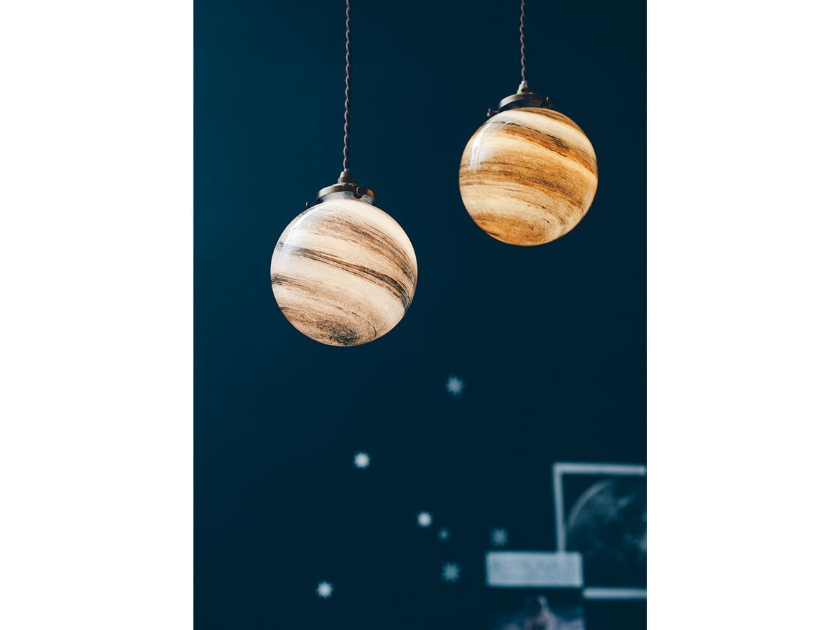 【フライミーパーラー/FLYMEe Parlor / GOODS】のPendant Light / ペンダントライト #105325 インテリア・キッズ・メンズ・レディースファッション・服の通販 founy(ファニー) 　ガラス　Glass, Glassware　マーブル　Marble, Marble Pattern　モチーフ　Motif, Design Theme　ホーム・キャンプ・アウトドア・お取り寄せ　Home Living / Home & Lifestyle / Camping Gear / Outdoor Camping　家具・インテリア　Home Furniture & Interior. Stylish & Functional Living Spaces　ライト・照明　Lamps & Lighting Fixtures　ペンダントライト・吊り下げ照明　Pendant Light / Hanging Light Fixture　点灯時(左:グレー、右:ブラウン)|ID: prp329100000007201 ipo3291000000036849855