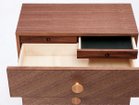 【ベンカ/BENCA / GOODS】のANEMONE 3drawer cabinet / アネモネ 3ドロワーキャビネット 上段を開けると、スエードタッチの中敷きが付いた小さい引出しが2杯現れます。|ID:prp329100000007289