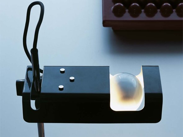 【オルーチェ/Oluce / GOODS】のSpider 291 / スパイダー 291 インテリア・キッズ・メンズ・レディースファッション・服の通販 founy(ファニー) 　送料無料　Free Shipping　シルバー　Silver, Metallic Silver　テーブル　Table, Dining Table　デスク　Desk, Work Desk　ホーム・キャンプ・アウトドア・お取り寄せ　Home Living / Home & Lifestyle / Camping Gear / Outdoor Camping　家具・インテリア　Home Furniture & Interior. Stylish & Functional Living Spaces　ライト・照明　Lamps & Lighting Fixtures　デスクライト・卓上照明　Desk Lamp / Table Lamp / Study Light　電球の頭が見えるようにシェードがデザインされています。|ID: prp329100000007294 ipo3291000000034556491