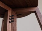 【ヒラシマ/HIRASHIMA / GOODS】のSPAGO Stool / スパーゴ スツール 脚部の接合部に、日本では昔から屏風などに使われてきた紐蝶番を使用することで、コンパクトに折り畳むこと|ID:prp329100000007644