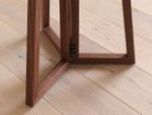 【ヒラシマ/HIRASHIMA / GOODS】のSPAGO Stool / スパーゴ スツール 脚には強度と美しいラインを生むために、45度でカットした木口を見えないよう接合する高度な加工技術であ|ID:prp329100000007644
