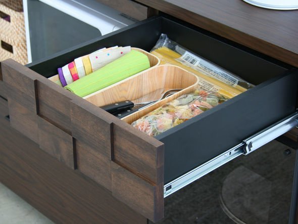 【フライミールーム/FLYMEe Room / GOODS】のKITCHEN COUNTER / キッチンカウンター 幅120cm f1145 インテリア・キッズ・メンズ・レディースファッション・服の通販 founy(ファウニー) 　コンパクト　Compact, Small Size　ホーム・キャンプ・アウトドア・お取り寄せ　Home Living / Home & Lifestyle / Camping Gear / Outdoor Camping　キッチン・ダイニング　Kitchen & Dining Essentials. Stylish & Functional Tableware　キッチン収納　Kitchen Storage　キッチン収納・食器棚・レンジ台　Kitchen Cabinet　引出しの扉は1枚の無垢材を削り出し、タイル上に仕上げています。|ID: prp329100000007645 ipo3291000000036980345