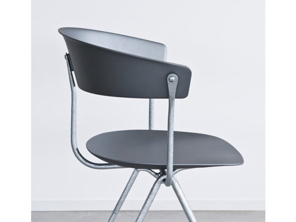 【マジス/MAGIS / GOODS】のOfficina Chair / オフィチーナ チェア レザー張り インテリア・キッズ・メンズ・レディースファッション・服の通販 founy(ファニー) 　送料無料　Free Shipping　フレーム　Frame, Outline　ホーム・キャンプ・アウトドア・お取り寄せ　Home Living / Home & Lifestyle / Camping Gear / Outdoor Camping　家具・インテリア　Home Furniture & Interior. Stylish & Functional Living Spaces　チェア・椅子　Seating & Chairs　ダイニングチェア・木製チェア　Dining Chairs　鍛造時のハンマーの跡が残る質感の豊かさが、現代の家具にはない魅力になっています。|ID: prp329100000008066 ipo3291000000035084385