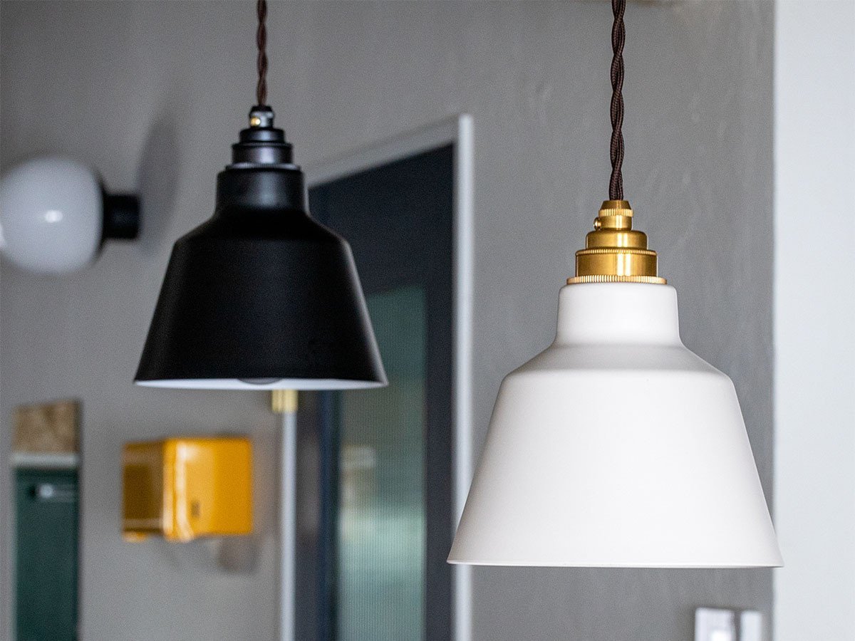 【フライミーパーラー/FLYMEe Parlor / GOODS】のPendant Light / ペンダントライト #105499 インテリア・キッズ・メンズ・レディースファッション・服の通販 founy(ファウニー) 　シンプル　Simple, Minimal　バランス　Balance, Style Balance　リラックス　Relax, Relaxed Fit　ホーム・キャンプ・アウトドア・お取り寄せ　Home Living / Home & Lifestyle / Camping Gear / Outdoor Camping　家具・インテリア　Home Furniture & Interior. Stylish & Functional Living Spaces　ライト・照明　Lamps & Lighting Fixtures　ペンダントライト・吊り下げ照明　Pendant Light / Hanging Light Fixture　[左]本体ブラック、シェードブラック[右]本体ブラス、シェードホワイト<&gt|ID: prp329100000009146 ipo3291000000037078962
