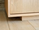 【ヒラシマ/HIRASHIMA / GOODS】のLIBERIA PLUS Side Board 127 / リベリアプラス サイドボード 127 脚周りには高さ4.5cmの台輪を設けています。お部屋の巾木に干渉することなく設置でき、コンセントの取|ID: prp329100000009218 ipo3291000000030217668