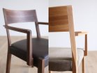 【ヒラシマ/HIRASHIMA / GOODS】のCARAMELLA Arm Chair / カラメッラ アームチェア アームは一つひとつ丁寧に無垢材を削り込み、角のない仕上がり。手に優しくフィットし、ゆったりと寛ぐ時間|ID:prp329100000009485