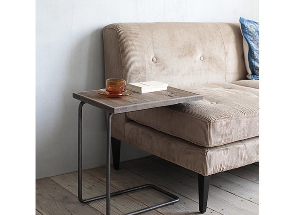 【ノットアンティークス/knot antiques / CRASH GATE / GOODS】のGRESS SOFA / グレス 2人掛けソファ 片肘(コーデュロイ) インテリア・キッズ・メンズ・レディースファッション・服の通販 founy(ファニー) 　コーデュロイ　Corduroy, Cord Fabric　テーブル　Table, Dining Table　ホーム・キャンプ・アウトドア・お取り寄せ　Home Living / Home & Lifestyle / Camping Gear / Outdoor Camping　家具・インテリア　Home Furniture & Interior. Stylish & Functional Living Spaces　ソファー　Couches & Sofas　高さ50cmのサイドテーブルを合わせたイメージ|ID: prp329100000009523 ipo3291000000036810568