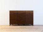 【フライミー ヴェール/FLYMEe vert / GOODS】のCABINET / キャビネット #15505 扉内は各スペースに可動棚板が2枚ずつ付いていますので、しまう物に合わせて高さ調節が可能です。|ID: prp329100000009563 ipo3291000000030195358