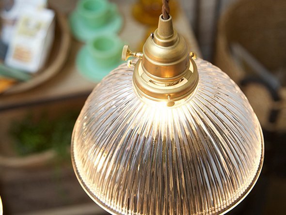 【フライミー ファクトリー/FLYMEe Factory / GOODS】のCUSTOM SERIES Brass Pendant Light × Tango / カスタムシリーズ 真鍮ペンダントライト(口金E17) × タンゴ インテリア・キッズ・メンズ・レディースファッション・服の通販 founy(ファニー) 　送料無料　Free Shipping　ガラス　Glass, Glassware　シンプル　Simple, Minimal　ツイスト　Tweed, Tweed Fabric　定番　Standard, Basic Item　ホーム・キャンプ・アウトドア・お取り寄せ　Home Living / Home & Lifestyle / Camping Gear / Outdoor Camping　家具・インテリア　Home Furniture & Interior. Stylish & Functional Living Spaces　ライト・照明　Lamps & Lighting Fixtures　ペンダントライト・吊り下げ照明　Pendant Light / Hanging Light Fixture　本体上部に設けられたスリットからほのかに光が漏れます。|ID: prp329100000009582 ipo3291000000034807697