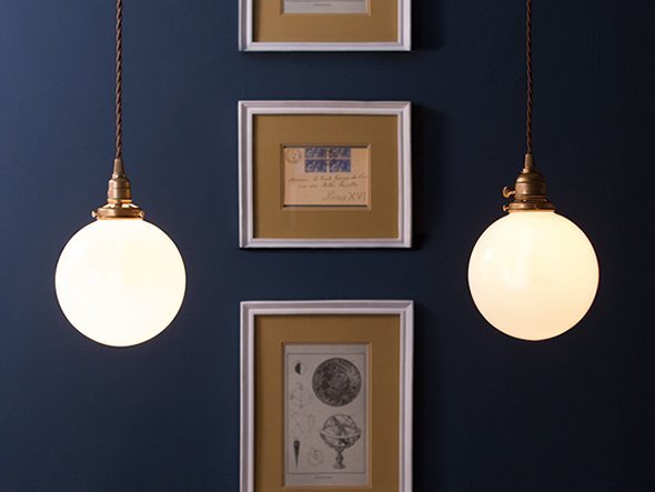 【フライミー ファクトリー/FLYMEe Factory / GOODS】のCUSTOM SERIES Brass Pendant Light × Tango / カスタムシリーズ 真鍮ペンダントライト(口金E17) × タンゴ インテリア・キッズ・メンズ・レディースファッション・服の通販 founy(ファニー) 　送料無料　Free Shipping　ガラス　Glass, Glassware　シンプル　Simple, Minimal　ツイスト　Tweed, Tweed Fabric　定番　Standard, Basic Item　ホーム・キャンプ・アウトドア・お取り寄せ　Home Living / Home & Lifestyle / Camping Gear / Outdoor Camping　家具・インテリア　Home Furniture & Interior. Stylish & Functional Living Spaces　ライト・照明　Lamps & Lighting Fixtures　ペンダントライト・吊り下げ照明　Pendant Light / Hanging Light Fixture　左:本商品(器具本体:ブラス、シェード:ホワイト)|ID: prp329100000009582 ipo3291000000036849977