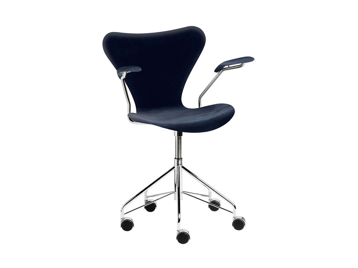 【フリッツ ハンセン/FRITZ HANSEN / GOODS】のSERIES 7 / セブンチェア フルパディング アームチェア キャスター付き回転ベース ベルベット 3217 インテリア・キッズ・メンズ・レディースファッション・服の通販 founy(ファニー) 　キャップ　Cap, Baseball Cap　クッション　Cushion, Throw Pillow　シンプル　Simple, Minimal　バランス　Balance, Style Balance　ファブリック　Fabric, Textile　フォルム　Silhouette, Form　フォーマル　Formal, Dressy　ベルベット　Velvet, Velvety　送料無料　Free Shipping　ホーム・キャンプ・アウトドア・お取り寄せ　Home Living / Home & Lifestyle / Camping Gear / Outdoor Camping　家具・インテリア　Home Furniture & Interior. Stylish & Functional Living Spaces　チェア・椅子　Seating & Chairs　アームチェア・アクセントチェア　Armchairs & Accent Chairs　ホーム・キャンプ・アウトドア・お取り寄せ　Home Living / Home & Lifestyle / Camping Gear / Outdoor Camping　家具・インテリア　Home Furniture & Interior. Stylish & Functional Living Spaces　チェア・椅子　Seating & Chairs　オフィスチェア・在宅ワーク用チェア　Office & Desk Chairs　張地:BELFAST ミッドナイトブルー(カテゴリー1)|ID: prp329100000009800 ipo3291000000033286817