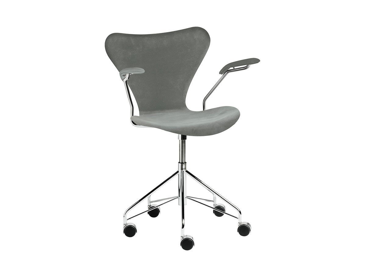 【フリッツ ハンセン/FRITZ HANSEN / GOODS】のSERIES 7 / セブンチェア フルパディング アームチェア キャスター付き回転ベース ベルベット 3217 インテリア・キッズ・メンズ・レディースファッション・服の通販 founy(ファニー) 　キャップ　Cap, Baseball Cap　クッション　Cushion, Throw Pillow　シンプル　Simple, Minimal　バランス　Balance, Style Balance　ファブリック　Fabric, Textile　フォルム　Silhouette, Form　フォーマル　Formal, Dressy　ベルベット　Velvet, Velvety　送料無料　Free Shipping　ホーム・キャンプ・アウトドア・お取り寄せ　Home Living / Home & Lifestyle / Camping Gear / Outdoor Camping　家具・インテリア　Home Furniture & Interior. Stylish & Functional Living Spaces　チェア・椅子　Seating & Chairs　アームチェア・アクセントチェア　Armchairs & Accent Chairs　ホーム・キャンプ・アウトドア・お取り寄せ　Home Living / Home & Lifestyle / Camping Gear / Outdoor Camping　家具・インテリア　Home Furniture & Interior. Stylish & Functional Living Spaces　チェア・椅子　Seating & Chairs　オフィスチェア・在宅ワーク用チェア　Office & Desk Chairs　張地:BELFAST シールグレー(カテゴリー1)|ID: prp329100000009800 ipo3291000000033286821