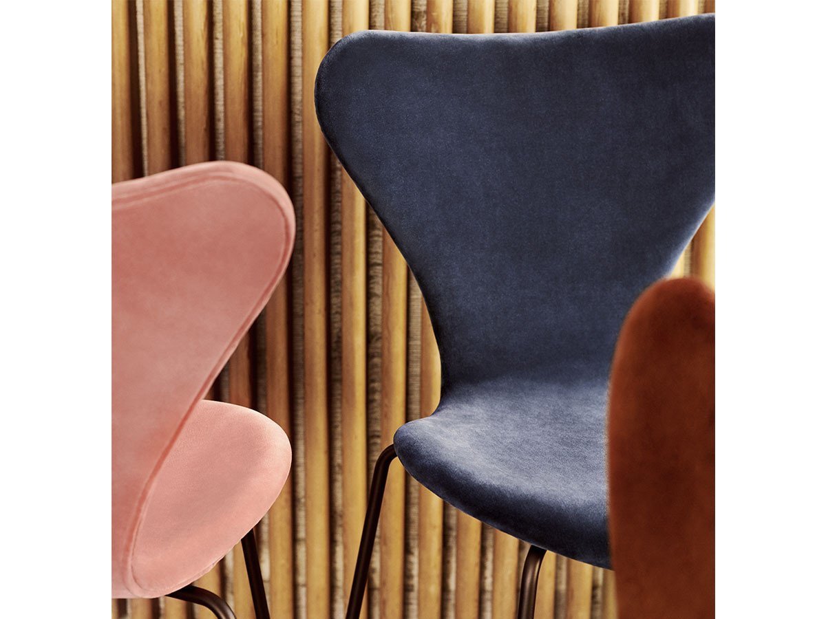 【フリッツ ハンセン/FRITZ HANSEN / GOODS】のSERIES 7 / セブンチェア フルパディング アームチェア キャスター付き回転ベース ベルベット 3217 インテリア・キッズ・メンズ・レディースファッション・服の通販 founy(ファニー) 　キャップ　Cap, Baseball Cap　クッション　Cushion, Throw Pillow　シンプル　Simple, Minimal　バランス　Balance, Style Balance　ファブリック　Fabric, Textile　フォルム　Silhouette, Form　フォーマル　Formal, Dressy　ベルベット　Velvet, Velvety　送料無料　Free Shipping　ホーム・キャンプ・アウトドア・お取り寄せ　Home Living / Home & Lifestyle / Camping Gear / Outdoor Camping　家具・インテリア　Home Furniture & Interior. Stylish & Functional Living Spaces　チェア・椅子　Seating & Chairs　アームチェア・アクセントチェア　Armchairs & Accent Chairs　ホーム・キャンプ・アウトドア・お取り寄せ　Home Living / Home & Lifestyle / Camping Gear / Outdoor Camping　家具・インテリア　Home Furniture & Interior. Stylish & Functional Living Spaces　チェア・椅子　Seating & Chairs　オフィスチェア・在宅ワーク用チェア　Office & Desk Chairs　参考イメージ|ID: prp329100000009800 ipo3291000000033286825