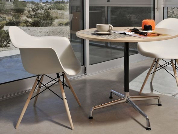 【ハーマンミラー/Herman Miller / GOODS】のEames Molded Plastic Arm Shell Chair / イームズ プラスチックアームシェルチェア ダウェルベース DAW. インテリア・キッズ・メンズ・レディースファッション・服の通販 founy(ファニー) 　シンプル　Simple, Minimal　人気　Popular, Best Seller　フォルム　Silhouette, Form　ホーム・キャンプ・アウトドア・お取り寄せ　Home Living / Home & Lifestyle / Camping Gear / Outdoor Camping　家具・インテリア　Home Furniture & Interior. Stylish & Functional Living Spaces　チェア・椅子　Seating & Chairs　ダイニングチェア・木製チェア　Dining Chairs　シェルホワイト、ウッド:メープル|ID: prp329100000009955 ipo3291000000033879771