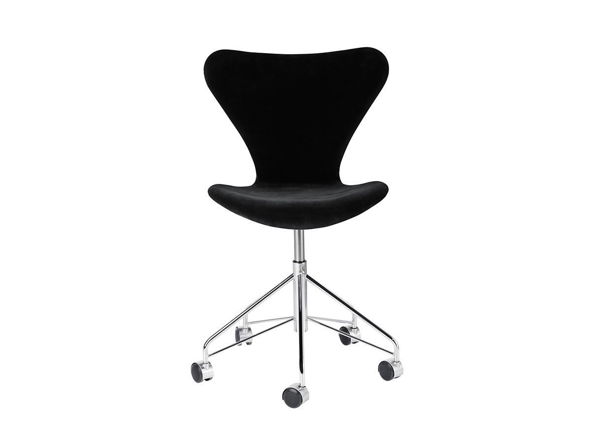 【フリッツ ハンセン/FRITZ HANSEN / GOODS】のSERIES 7 / セブンチェア フルパディング キャスター付き回転ベース ベルベット 3117 インテリア・キッズ・メンズ・レディースファッション・服の通販 founy(ファニー) 　キャップ　Cap, Baseball Cap　クッション　Cushion, Throw Pillow　シンプル　Simple, Minimal　バランス　Balance, Style Balance　ファブリック　Fabric, Textile　フォルム　Silhouette, Form　フォーマル　Formal, Dressy　ベルベット　Velvet, Velvety　送料無料　Free Shipping　ホーム・キャンプ・アウトドア・お取り寄せ　Home Living / Home & Lifestyle / Camping Gear / Outdoor Camping　家具・インテリア　Home Furniture & Interior. Stylish & Functional Living Spaces　チェア・椅子　Seating & Chairs　オフィスチェア・在宅ワーク用チェア　Office & Desk Chairs　張地:BELFAST ナイトブラック(カテゴリー1)|ID: prp329100000009983 ipo3291000000033286715