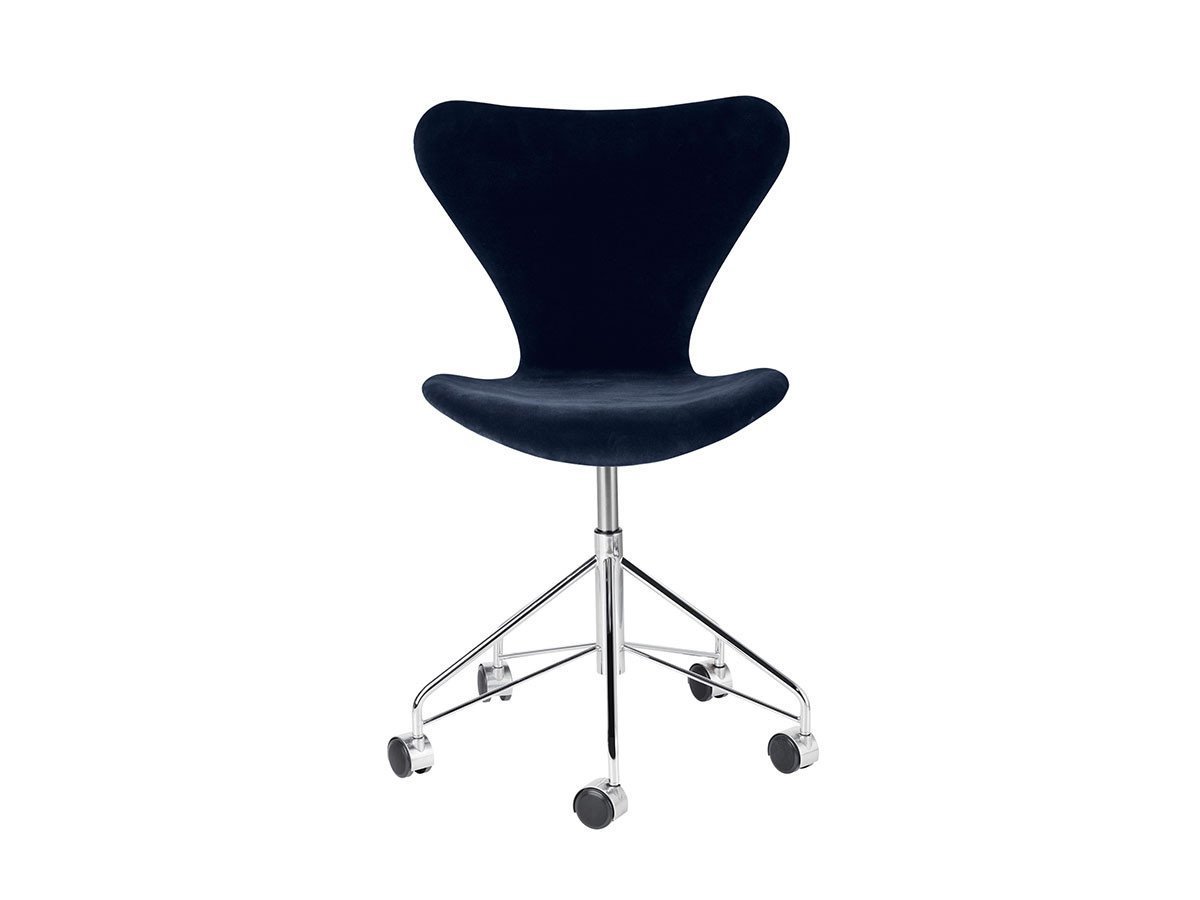 【フリッツ ハンセン/FRITZ HANSEN / GOODS】のSERIES 7 / セブンチェア フルパディング キャスター付き回転ベース ベルベット 3117 インテリア・キッズ・メンズ・レディースファッション・服の通販 founy(ファニー) 　キャップ　Cap, Baseball Cap　クッション　Cushion, Throw Pillow　シンプル　Simple, Minimal　バランス　Balance, Style Balance　ファブリック　Fabric, Textile　フォルム　Silhouette, Form　フォーマル　Formal, Dressy　ベルベット　Velvet, Velvety　送料無料　Free Shipping　ホーム・キャンプ・アウトドア・お取り寄せ　Home Living / Home & Lifestyle / Camping Gear / Outdoor Camping　家具・インテリア　Home Furniture & Interior. Stylish & Functional Living Spaces　チェア・椅子　Seating & Chairs　オフィスチェア・在宅ワーク用チェア　Office & Desk Chairs　張地:BELFAST ミッドナイトブルー(カテゴリー1)|ID: prp329100000009983 ipo3291000000033286717