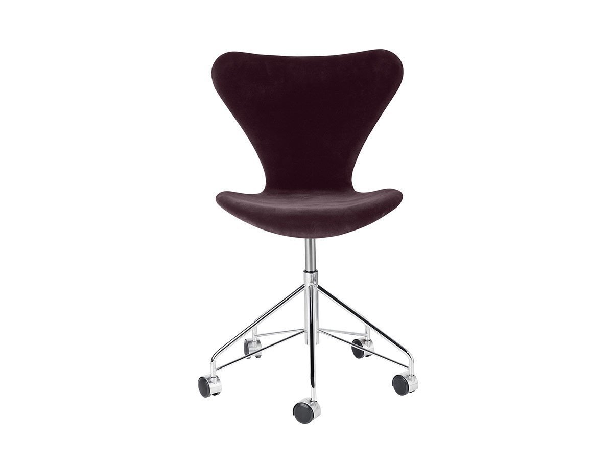 【フリッツ ハンセン/FRITZ HANSEN / GOODS】のSERIES 7 / セブンチェア フルパディング キャスター付き回転ベース ベルベット 3117 インテリア・キッズ・メンズ・レディースファッション・服の通販 founy(ファニー) 　キャップ　Cap, Baseball Cap　クッション　Cushion, Throw Pillow　シンプル　Simple, Minimal　バランス　Balance, Style Balance　ファブリック　Fabric, Textile　フォルム　Silhouette, Form　フォーマル　Formal, Dressy　ベルベット　Velvet, Velvety　送料無料　Free Shipping　ホーム・キャンプ・アウトドア・お取り寄せ　Home Living / Home & Lifestyle / Camping Gear / Outdoor Camping　家具・インテリア　Home Furniture & Interior. Stylish & Functional Living Spaces　チェア・椅子　Seating & Chairs　オフィスチェア・在宅ワーク用チェア　Office & Desk Chairs　張地:BELFAST ダークプラム(カテゴリー1)|ID: prp329100000009983 ipo3291000000033286718