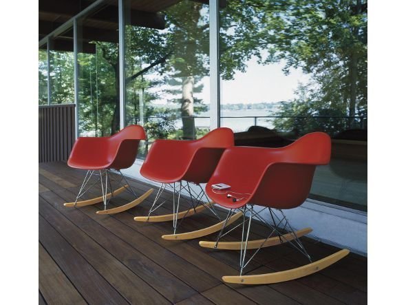 【ハーマンミラー/Herman Miller / GOODS】のEames Molded Plastic Arm Shell Chair / イームズ プラスチックアームシェルチェア ロッカーベース RAR. インテリア・キッズ・メンズ・レディースファッション・服の通販 founy(ファニー) 　シンプル　Simple　フォルム　Form　人気　Popularity　ホーム・キャンプ・アウトドア・お取り寄せ　Home,Garden,Outdoor,Camping Gear　家具・インテリア　Furniture　チェア・椅子　Chair　ロッキングチェア　Rocking Chair　シェルレッド、ベーストリバレントクローム、ウッド:メープル|ID: prp329100000010092 ipo3291000000030214373