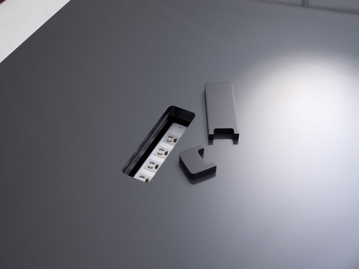 【ベラコンテ/bellacontte / GOODS】のSPINE MEETING TABLE / スパインミーティングテーブル インテリア・キッズ・メンズ・レディースファッション・服の通販 founy(ファニー) テーブル Table, Dining Table デスク Desk, Work Desk ビジネス 仕事 通勤 Business / Work / Commuting ホーム・キャンプ・アウトドア・お取り寄せ Home Living / Home & Lifestyle / Camping Gear / Outdoor Camping 家具・インテリア Home Furniture & Interior. Stylish & Functional Living Spaces その他 インテリア雑貨、家具 Home Decor & Furniture Extras 天板中央にコンセント収納スペースが設けられています。|ID: prp329100000010095 ipo3291000000036839630