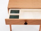 【ベンカ/BENCA / GOODS】のANEMONE Dresser desk / アネモネ ドレッサーデスク 引出しにはスエードタッチの中敷きが付いたトレーが2つ。デリケートな小物もやさしくしまうことができます|ID:prp329100000010435