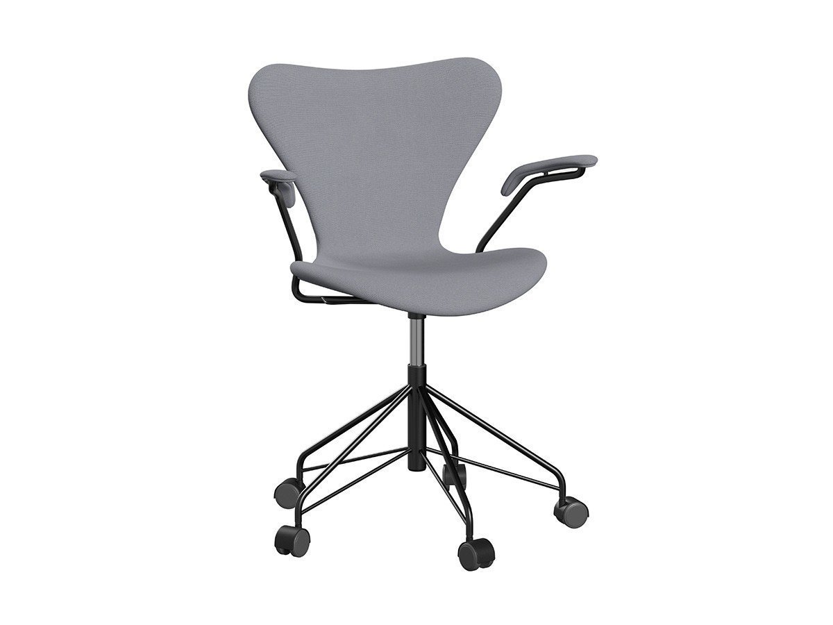 【フリッツ ハンセン/FRITZ HANSEN / GOODS】のSERIES 7 / セブンチェア フルパディング アームチェア キャスター付き回転ベース 3217 インテリア・キッズ・メンズ・レディースファッション・服の通販 founy(ファニー) 　キャップ　Cap, Baseball Cap　クッション　Cushion, Throw Pillow　シェイプ　Shape, Slim Fit　ファブリック　Fabric, Textile　送料無料　Free Shipping　おすすめ　Recommended / Our Picks　ホーム・キャンプ・アウトドア・お取り寄せ　Home Living / Home & Lifestyle / Camping Gear / Outdoor Camping　家具・インテリア　Home Furniture & Interior. Stylish & Functional Living Spaces　チェア・椅子　Seating & Chairs　アームチェア・アクセントチェア　Armchairs & Accent Chairs　ホーム・キャンプ・アウトドア・お取り寄せ　Home Living / Home & Lifestyle / Camping Gear / Outdoor Camping　家具・インテリア　Home Furniture & Interior. Stylish & Functional Living Spaces　チェア・椅子　Seating & Chairs　オフィスチェア・在宅ワーク用チェア　Office & Desk Chairs　張地:1170 ライトグレーユニ(クリスチャンハウン)、フレーム:ブラック、キャスターキャップ:ブラ|ID: prp329100000010443 ipo3291000000030191906