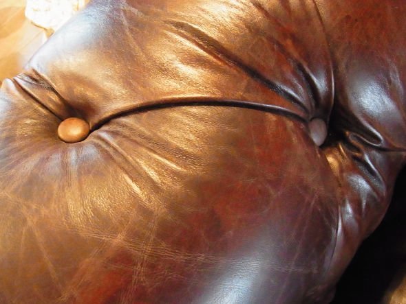 【ハロ/HALO / GOODS】のKENSINGTON 2.5P SOFA / ケンジントン 2.5人掛けソファ インテリア・キッズ・メンズ・レディースファッション・服の通販 founy(ファニー) クラシック Classic, Timeless Style ハンド Hand, Handmade ヴィンテージ Vintage Style ホーム・キャンプ・アウトドア・お取り寄せ Home Living / Home & Lifestyle / Camping Gear / Outdoor Camping 家具・インテリア Home Furniture & Interior. Stylish & Functional Living Spaces ソファー Couches & Sofas レザーには長年使ってきたようなヴィンテージ加工を施しています。|ID: prp329100000010688 ipo3291000000036543214