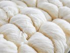【山形緞通/Yamagata Dantsu / GOODS】のSTANDARD LINE MANYO - HANEZU - / スタンダードライン 万葉 はねず 1.紡ぎ(生地糸の準備)|原料となる羊毛は、主にニュージーランドとイギリス産。剛直性、弾性、柔軟性な|ID:prp329100000945890