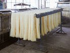 【山形緞通/Yamagata Dantsu / GOODS】のSTANDARD LINE MANYO - YAMAAI - / スタンダードライン 万葉 やまあい 2.糸マーセライズ加工|羊毛に、独自開発した糸マーセライズ加工を施します。染色バスの中でじっくりと時|ID: prp329100000945891 ipo3291000000030233238