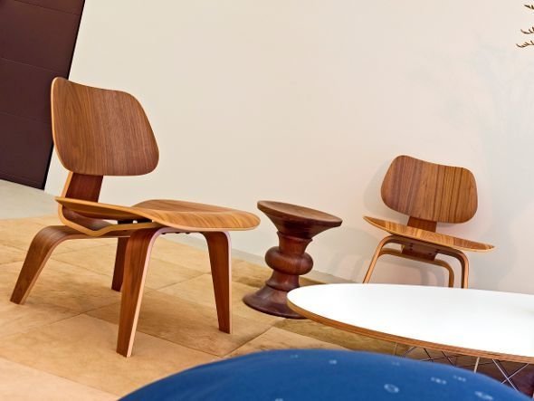 【ハーマンミラー/Herman Miller / GOODS】のEames Molded Plywood Lounge Chair / イームズ プライウッド ラウンジチェア ウッドレッグ LCW. A2 / LCW. 11 / LCW. EN / LCW. OU / LCW. 9N インテリア・キッズ・メンズ・レディースファッション・服の通販 founy(ファニー) 　軽量　Lightweight　フィット　Fit　送料無料　Free Shipping　ホーム・キャンプ・アウトドア・お取り寄せ　Home,Garden,Outdoor,Camping Gear　家具・インテリア　Furniture　チェア・椅子　Chair　ラウンジチェア　Lounge Chair　ウッド:ウォールナット|ID: prp329100001172110 ipo3291000000007890543