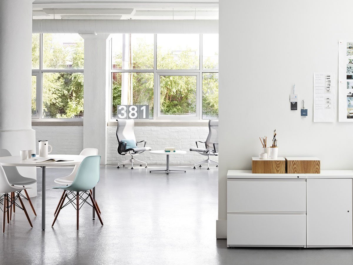 【ハーマンミラー/Herman Miller / GOODS】のEames Molded Plastic Side Shell Chair / イームズ プラスチックサイドシェルチェア ダウェルベース ホワイトアッシュ脚 DSW. BK A2 / DSW. 91 A2 / DSW. 47 A2 インテリア・キッズ・メンズ・レディースファッション・服の通販 founy(ファニー) 　シンプル　Simple, Minimal　人気　Popular, Best Seller　フォルム　Silhouette, Form　ホーム・キャンプ・アウトドア・お取り寄せ　Home Living / Home & Lifestyle / Camping Gear / Outdoor Camping　家具・インテリア　Home Furniture & Interior. Stylish & Functional Living Spaces　チェア・椅子　Seating & Chairs　ダイニングチェア・木製チェア　Dining Chairs　参考イメージ|ID: prp329100001178537 ipo3291000000034664766