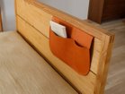 【広松木工/Hiromatsu Furniture / GOODS】のCORNICE / コルニーチェ ベッド 同シリーズの「レザーポケット」を組み合わせてご使用いただけます。|ID:prp329100001227486