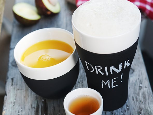 【マギッソ/Magisso / GOODS】のCOOLING CERAMICS FOR BEVERAGES Water Glass / クーリング・セラミックス ビバレッジ ウォーターグラス 2個セット インテリア・キッズ・メンズ・レディースファッション・服の通販 founy(ファニー) 　おすすめ　Recommended / Our Picks　なめらか　Smooth, Silky Texture　ウォーター　Water　ギフト プレゼント　Gift / Present　グラス　Glass, Eyewear　コーティング　Coating, Coated Finish　タンブラー　Tumbler, Travel Mug　テーブル　Table, Dining Table　デザート　Dessert, Sweet Treat　ドリンクを注げば、飲み終わる頃まで冷たいままお楽しみいただけます。 左:本商品、右:|ID: prp329100001236058 ipo3291000000030202613