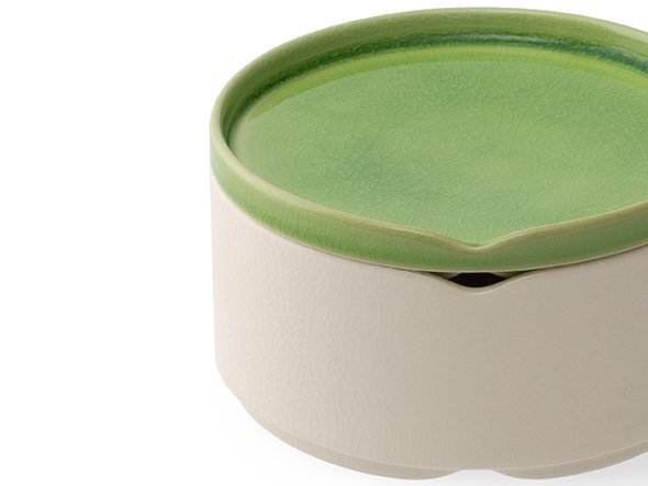 【ハス/HASU / GOODS】のGREEN CRACKLE Stacking bowl M with lid / 緑貫入 蓋付重ね中鉢 インテリア・キッズ・メンズ・レディースファッション・服の通販 founy(ファニー) 　シンプル　Simple　テーブル　Table　フォルム　Form　エレガント 上品　Elegant　皿　Dish　「白貫入」の中鉢に「緑貫入」の蓋を組み合わせた蓋付中鉢。くぼみにはスプーンなどを置くことができ、差し|ID: prp329100001236095 ipo3291000000025322419