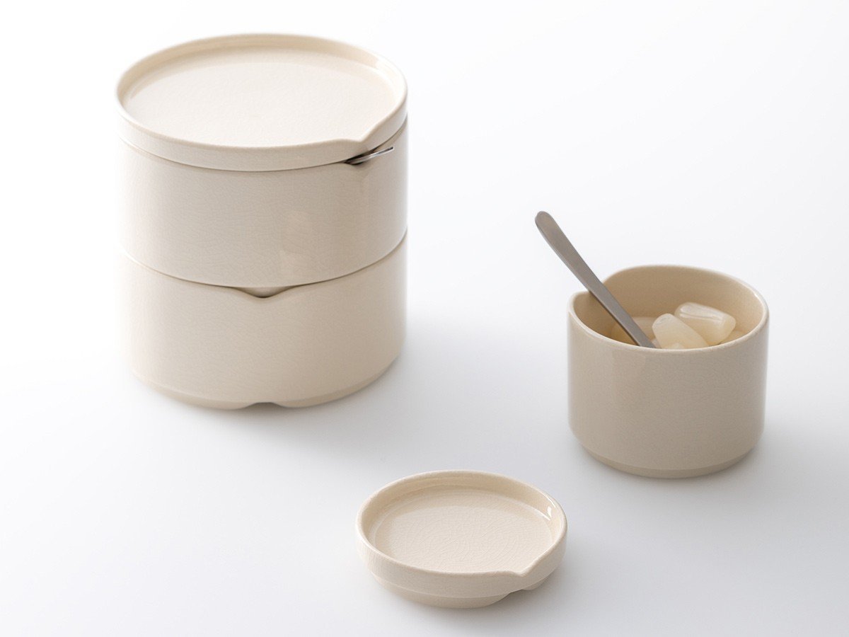 【ハス/HASU / GOODS】のGREEN CRACKLE Stacking bowl M with lid / 緑貫入 蓋付重ね中鉢 インテリア・キッズ・メンズ・レディースファッション・服の通販 founy(ファニー) 　シンプル　Simple　テーブル　Table　フォルム　Form　エレガント 上品　Elegant　皿　Dish　本シリーズの皿や鉢は互いに重ねることができ、蓋は皿として使うことができます。左:色違|ID: prp329100001236095 ipo3291000000030210329