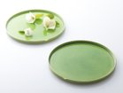 【ハス/HASU / GOODS】のGREEN CRACKLE Plate L / 緑貫入 大皿 縁のくぼみは、料理を取り分ける箸などが置けるカトラリーレストとして活躍します。|ID:prp329100001236096