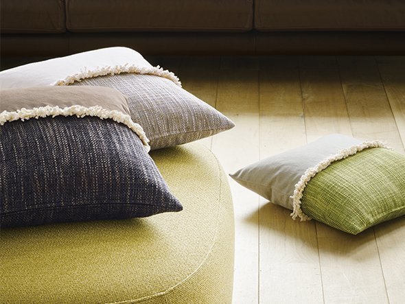 【フライミー ブラン/FLYMEe Blanc / GOODS】のBicolor Fringe Cushion / バイカラー フリンジクッション インテリア・キッズ・メンズ・レディースファッション・服の通販 founy(ファニー) 　クッション　Cushion, Throw Pillow　フェザー　Feather, Feather Detail　フリンジ　Fringe, Tassel　ホーム・キャンプ・アウトドア・お取り寄せ　Home Living / Home & Lifestyle / Camping Gear / Outdoor Camping　家具・インテリア　Home Furniture & Interior. Stylish & Functional Living Spaces　その他 インテリア雑貨、家具　Home Decor & Furniture Extras　素材や色に遊び心が散りばめられたインテリア性の高いデザインが空間にそっと彩りを添えます。|ID: prp329100001236811 ipo3291000000030214351
